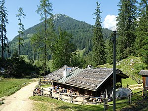 Rückseite der Brennhütte auf der Priesbergalm