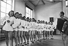 Dancing class of the KdF, 1933 Bundesarchiv Bild 146-1974-121-28A, KdF-Betriebssport.jpg