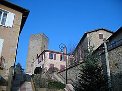 A torre do castelo de Saint-Cyr visto desde a praza De Gaulle