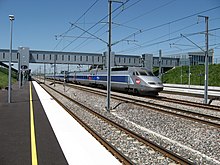 Une rame TGV Réseau traverse la gare Champagne-Ardenne TGV.