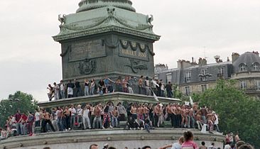 Colonne de Juillet pendant la marche des fiertés.