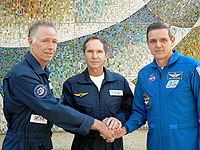 Sojuz TMA-7:n miehistö alkaen vasemmalta: Olsen, Tokarev ja McArthur.