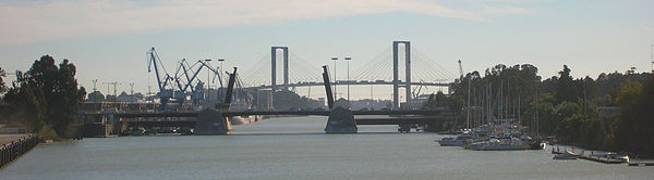 Le port fluvial de Séville avec le Pont de las Delicias au premier plan et, au fond, le pont du Centenaire