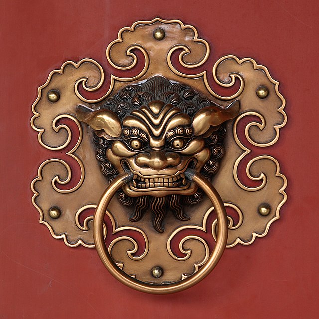 Дверная ручка буддийского храма Лянь Шань Шуан Линь в Сингапуре, выполненная в форме китайского дракона цзяоту
