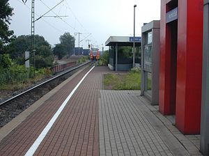 Bahnsteig des Haltepunktes mit Blickrichtung Duisburg-Hochfelder Eisenbahnbrücke