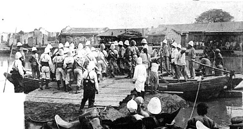 Embarquement de troupes sur une portière pour la traversée du Pei-Ho à Peï-Tsang