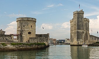 L'entrée du Vieux-Port de La Rochelle, gardée par la tour de la Chaîne (à gauche) et la tour Saint-Nicolas (à droite). (définition réelle 4 477 × 2 672)