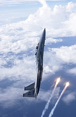 F-15 lanzando bengalas