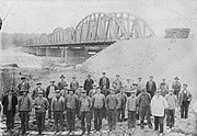 Группа строителей перед новым мостом, 1918 год