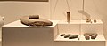 Divers outils de pierre polie[13] : Meule, haches... Culture de Houli. Musée Provincial du Shandong