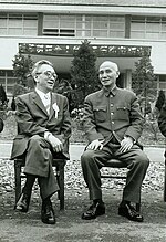 胡適（左）と（1958年）
