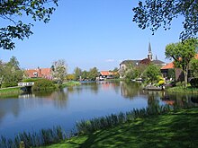 Image de bâtiments autours d'une rivière.