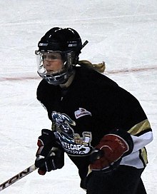 Photographie d'une joueuse de hockey sur glace avec un maillot noir.