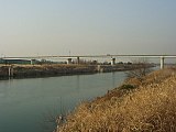 左岸、下流側から見た治水橋（2004年1月）。