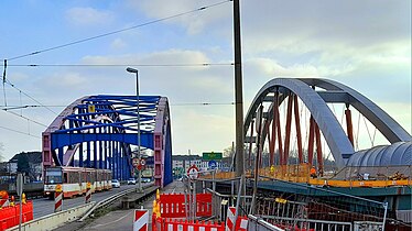 Januar 2023: alte Brücke links, Neubau rechts