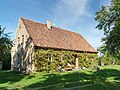 Ehemaliger Pfarrhof mit nördlichem Wohnhaus, südlichem Seitengebäude und östlicher Scheune sowie Einfriedung und Pfarrgarten