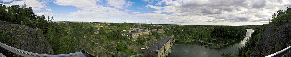 Panoramavy från utsiktsplatsen Kopparklinten i Trollhättan, där Olidans kraftverk ses i mitten.