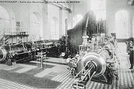 Photo noir et blanc montrant les grands compresseurs d'une machine à vapeur actionnant de grand tambours coniques.