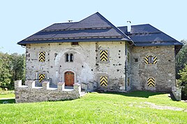 Dvorec ali gradič Modrinja vas (nemško: Möderndorf) leta 2010 pri vhodu v istoimensko vas, Občina Gospa Sveta, Koroška