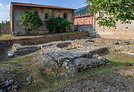 Il lato est con ruderi del monastero