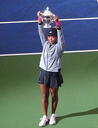 Naomi Osaka med US Open-trofæet