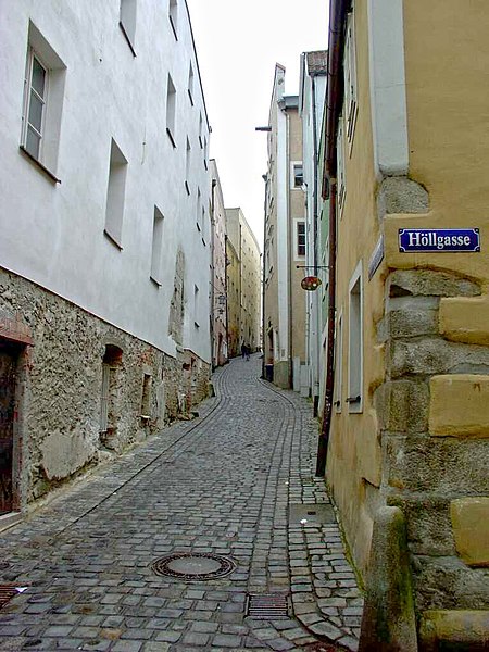 File:Nice narrow alley.jpg