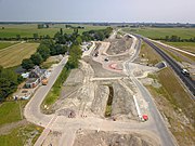 Westzijde van Nieuwklap vanuit de lucht gezien. Hier wordt gebouwd aan de nieuwe rondweg rond Aduard op 21 juli 2018