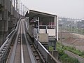 改良工事前の大宮行ホーム。右端の盛土部に鉄道博物館が建設された（2005年7月）