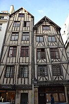 リヴォリ通り南側を並走するフランソワ＝ミロン通り (Rue François-Miron) の中世14世紀の建物 (Maison à l'enseigne du mouton et faucheur : maisons du moyen-âge, 1ère construction : XIVe siècle)