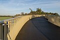 Park Lingezegen, von der Notelaanbrug (Brücke für Radfahrer) mit einem vorbeifahrenden Zug