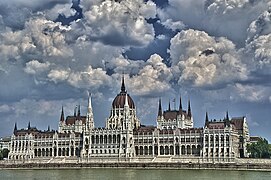 Vue du Parlement depuis la place Batthyány