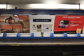 Uma plataforma da estação da linha 6. Note a fonte de letra da placa com o nome que não é habitual.