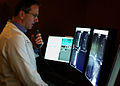 Radiologas žiūri rentgenogramų vaizdus