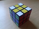 Rubik's Cube mit dem vierseitigen Kreuzmuster