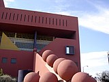 Общественная библиотека Сан-Антонио, построенная по проекту Рикардо Легоретты, является примером архитектуры постмодернизма в Техасе.
