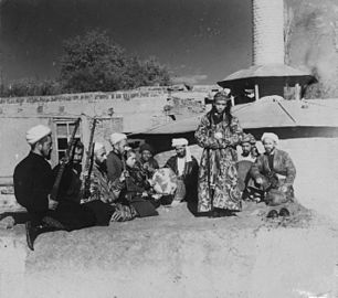 Bacchá - Un ragazzo che balla a Samarcanda. Sono tradizionalmente, ballerini e lavoratori sessuali nell'Asia centrale. (foto ca. 1905 - 1915)