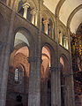 Stolnica Santiago de Compostela, Španija, Imavelike bobnaste stebre s pritrjenimi služniki za podporo banjastim obokom.