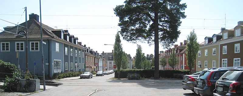 Smedslättstorget från norr, foto 2013.