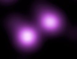 SN 2006gy oikealla ja galaksin NGC 1260 keskusta vasemmalla, Chandra-avaruusteleskoopin ottama kuva röntgensäteilyn alueella.