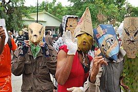 2010 trugen die „Vogelscheuchen“ noch Masken aus Pappe