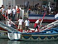 Chargement des lances sur la barque rouge - Saint Louis 2005 à Sète