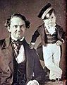 Charles Stratton und P. T. Barnum (um 1850)