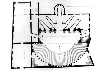Un plan en noir et blanc ; à droite en bas des demi-cercles concentriques pour les spectateurs ; à droite au milieu un grand rectangle vide pour la scène ; à droite en haut des couloirs fuyant selon les lignes de perspective ; à gauche des grandes pièces.