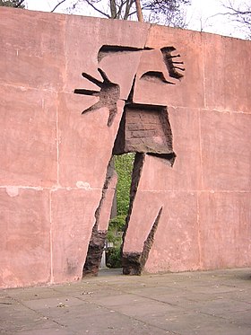Monument aux victimes du massacre de Wawer au cimetière de guerre rue Kościuszkowców à Wawer