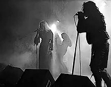 Photo en noir et blanc d'un groupe jouant en concert