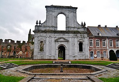 Façade de style classique construite sous l'abbé Barthélémy Louant.