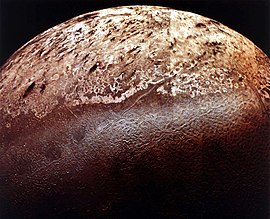 L'emisfér sud de Tritone, foto utignìda a mèter ensèma 'na donzéna de fóti töde zó de la Voyager 2