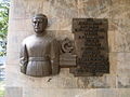 Sculpture en l'honneur de José Gregorio Hernández placée dans l'entrée de l'Institut de Médecine Expérimentale