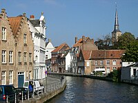 Links, de Verversdijk, gezien van op de Molenbrug