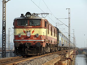 WAM-4 Nr. 20652 auf dem Betriebswerk Arakkonam der Southern Railway mit einem Schnellzug
